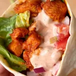 Involtino di pollo succulento con salsa piccante all'aglio e maionese - ricetta per uno spuntino nutriente involtino-di-pollo-succulento-con-salsa-piccante-allaglio-e-maionese.webp.webp