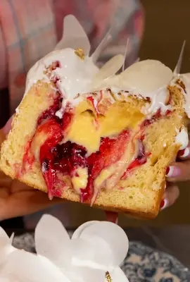 Paska con crema pasticcera e ciliegie - come preparare pasticcini teneri e soffici